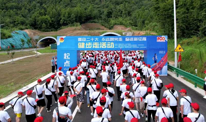 池州市團(tuán)委“喜迎二十大、奮進(jìn)新征程、永遠(yuǎn)跟黨走”健步走活動在公司G318項(xiàng)目舉行6