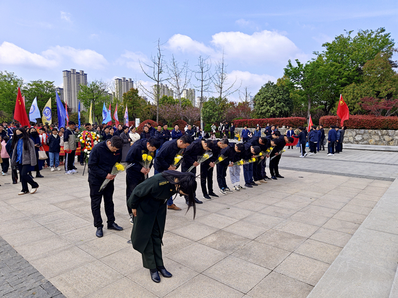 道路合周高速04標黨支部聯合阜南項目到阜陽市和平公園革命烈士紀念館開展“祭先烈 學黨史 悟思想 建新功”活動